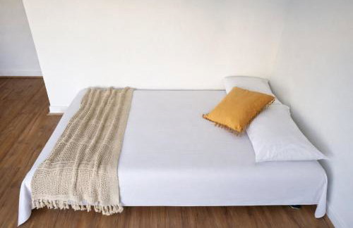 Varanda ensolarada a alguns passos do mar - Foto 13