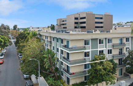 Beverly Hills Glamour Oasis 2 BR Apt with Parking 304 - Photo 35