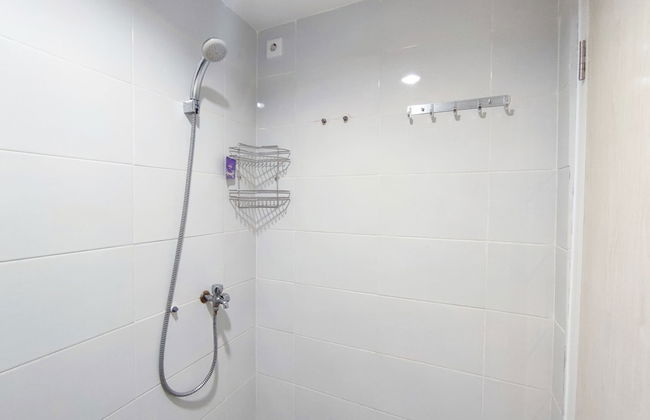 Comfortable And Modern 1Br Without Living Room At Amartha View Apartment - Foto 11