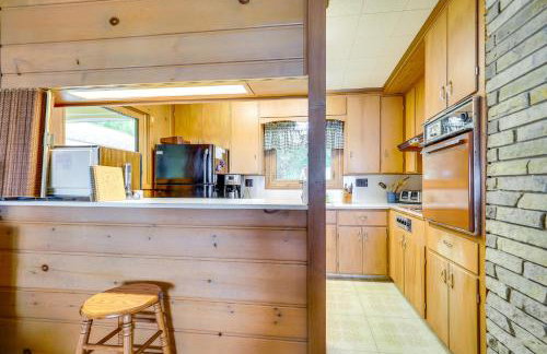 Waterfront Torch Lake Cottage with Dock and Fire Pit! - Foto 6