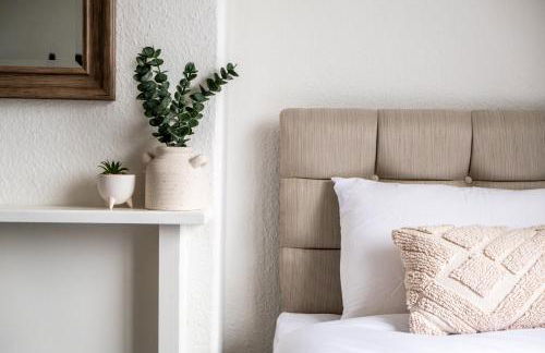 Solace Nights - Large Modern House - 4 Bedrooms - Near M6 & Spaghetti Junction - Fast WiFi - Netflix - Photo 27