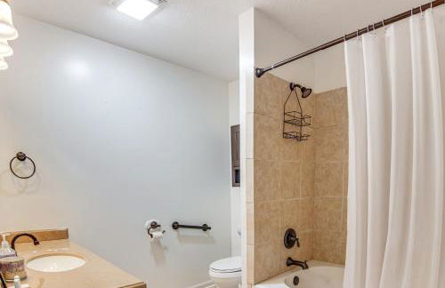 1 Mi to Pisgah Natl Forest Wooded Haven with Deck - Foto 15