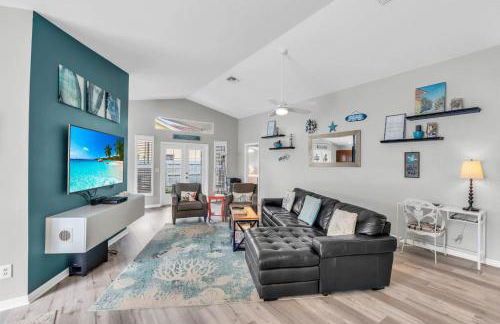 Charming Heated Pool Home - 3 miles to the Beach, Pet and Family Friendly -Available Year Round! - Photo 10