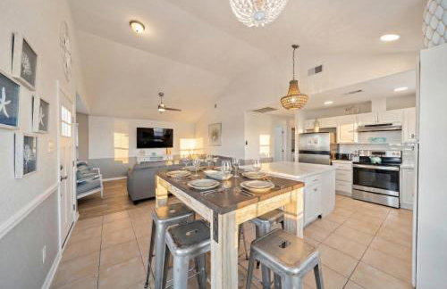 Beach Cottage with Soaking Pool and Outdoor Oasis - Foto 54