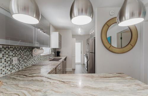 Boca Coastal Waterfront Stay - 2BR 2BA - Pool, Gym, Parking, Walk to Beach - Foto 44