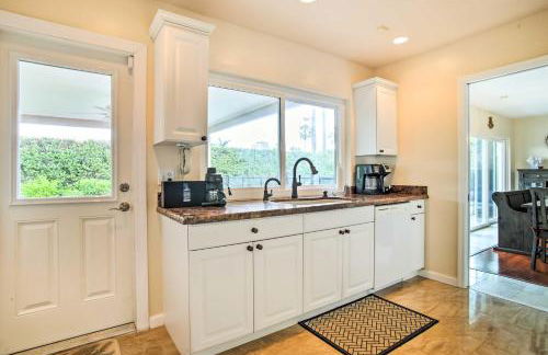 Riviera Beach Vacation Home with Pool Walk to Beach - Foto 8