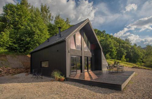 Czarny domek w górach - Foto 1