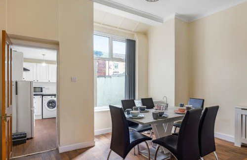 Relax in Comfort 3BR Home for 6 with Full Kitchen, Lounge, Large Bath - Foto 5