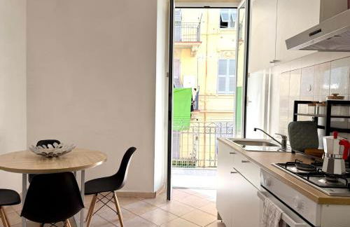 Appartamento per 5 persone su una scalinata storica a 9 minuti a piedi dalla stazione e 12 dal centro - Vista sui tetti della città - Zona collinare residenziale - Foto 16