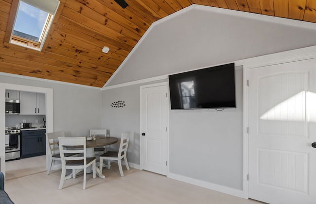 Modern Cottage Perfect For Winter Rental - Photo 2