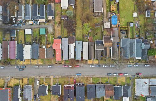 Charming Home in the Highlands W Private Backyard - Foto 52