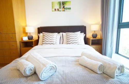 Spacious 2BR 2BA Apartment with Balcony & Free Parking - Near ExCeL & City Airport - Foto 10