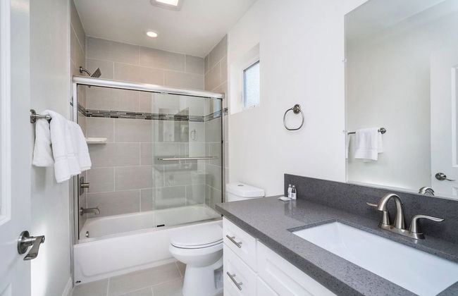 Brand NEW Modern Luxury 3bdr Townhome In Silver Lake - Photo 17