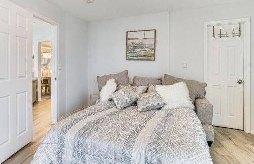 Luxury Lakefront Retreat with Dock in Runaway Bay - Foto 16