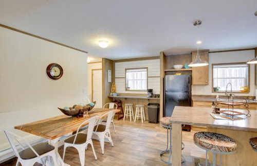 Stylish Chetek Hideaway with Lake and Dock Access! - Foto 8