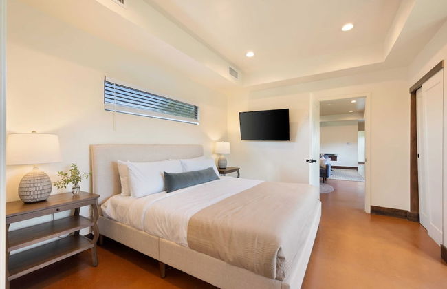 Starlight Estate by Avantstay 26 People! Architectual Mansion w/ Pool, Tennis Court, Game Room - Photo 2