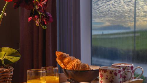 Panoramic Sea-View Family Appartment , Free Parking, Sleeps 6 , Walk to Beach, Station, & Town - Foto 1