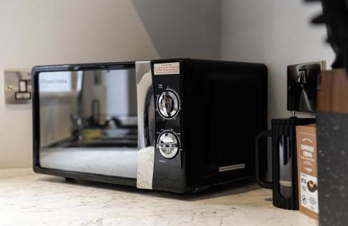 Central Telford Home - Sleeps 8 - Private Parking - Photo 26