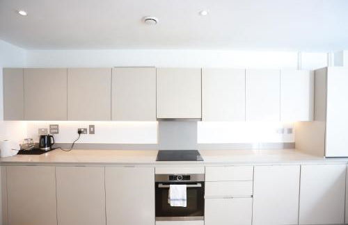 Spacious 3-Story Retreat with Rooftop Terrace and Modern Amenities - Foto 67