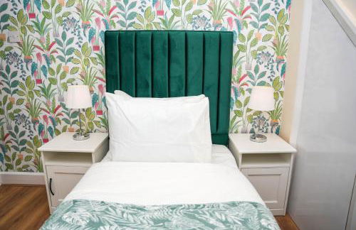 Large 4 Bedroom House Near Heathrow and M4 Free Parking - Foto 25