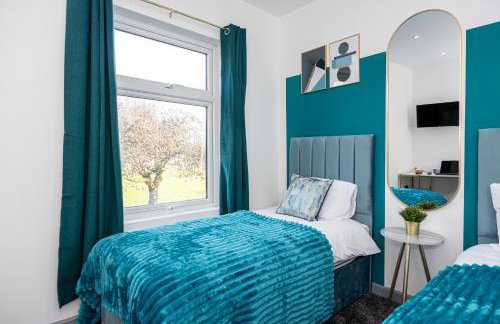 Bolton 2BR Cinema House, Free Parking, Fast WiFi, Comfortable Stay - Foto 28