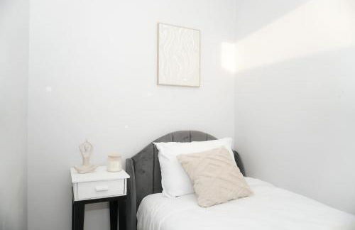 Luxury 3-Bedroom Home , with Free parking - Photo 27