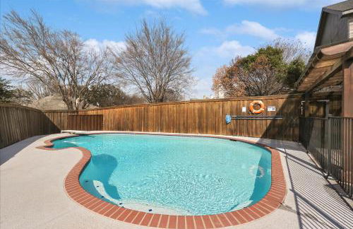 Glamorous Mansion w Private Pool and Cinema Room - Photo 52