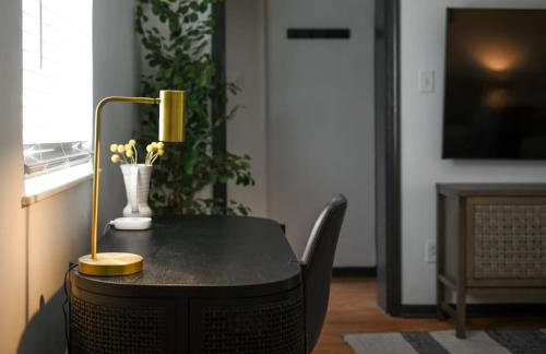 HostWise Stays - The Butler - Prime 1BR Butler St Apt, across from Umami - Foto 4