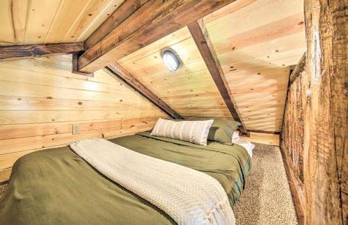 Rustic-Chic Woodland Hideaway with Hot Tub! - Foto 16