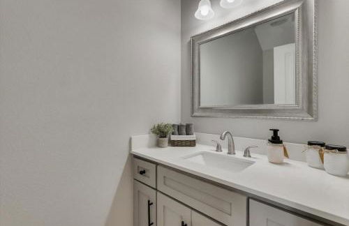 Vibrant Texas Escape - 5BR, Pool & Hot Tub - Foto 32