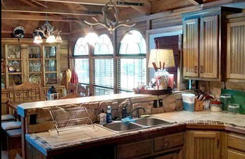 Peaceful Lodge-Style Cabin with Fire Pit near Greers Ferry Lake in Arkansas - Foto 6