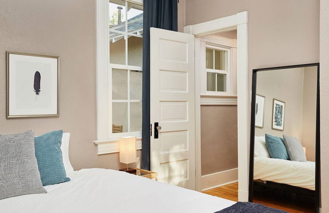 2BR Olympic Center Downtown - Photo 3