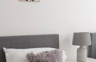 Comfortable 2-Bed Home with Parking & Fast Wi-Fi! - Photo 27