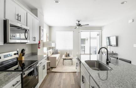 Landing Stylish 2BD Pool Courtyard - Foto 11