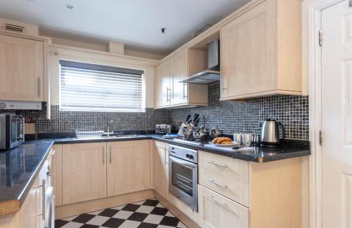 4 bed home, driveway parking ideally located in Latchford, Warrington - Executive St Marys House - Foto 4