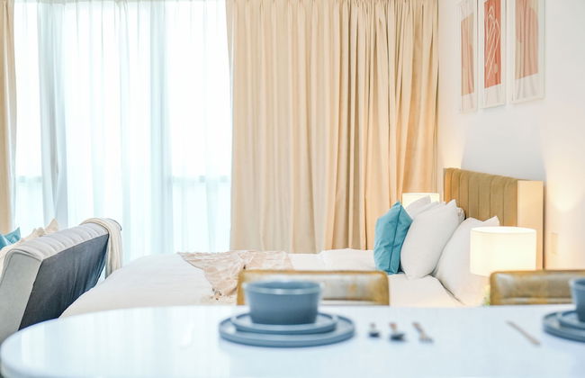 Yogi - Serene Romance in a Stylish Studio with City Views - Photo 11