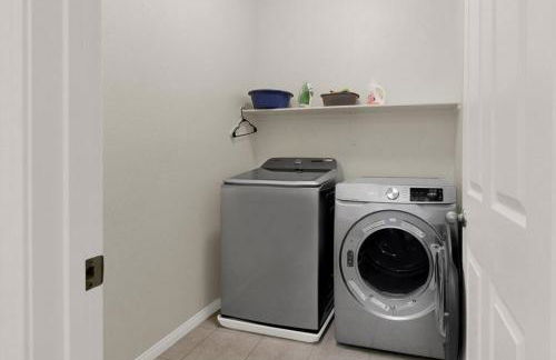 Serenity Retreat: 3BR, Heated Pool, Parking - Foto 25