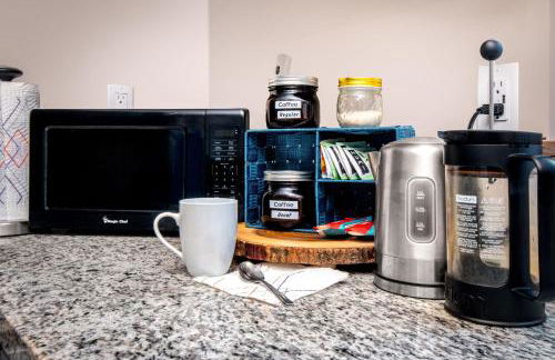 The Carriage House Chic Treetop Loft and Hot Tub - Foto 11