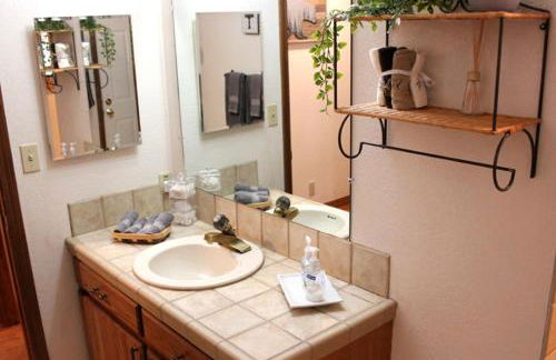 Kathys Cabin, King Bed, Hot Tub, Near-NAU & Downtown attractions, Perfect Year-Round Mountain Getaway - Photo 33