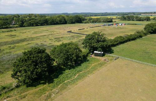 Harbour Ranch Hut - Rustic Countryside Escape - Photo 8