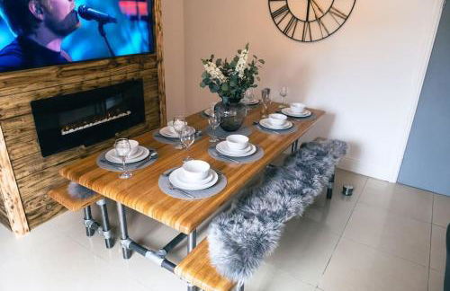 4 bedroom - Sleep 9 home in Cheadle Staffordshire - Alton towers Polar Express Dimmingsdale Peak District Trentham Gardens Water World - Foto 1