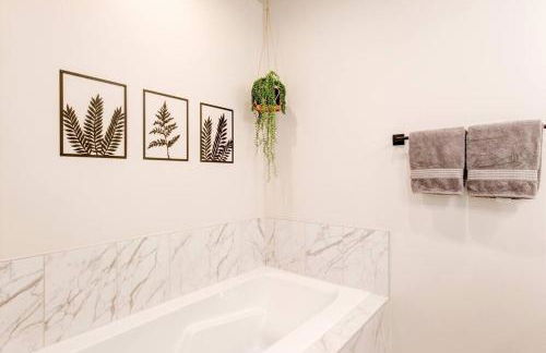 Midway to Heaven! BRAND NEW 5 bed 4.5 bath, HOTTUB - Photo 31