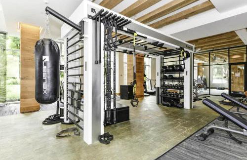 Comfy 2BR Oasis with Scenic Rooftop & Gym - Foto 24