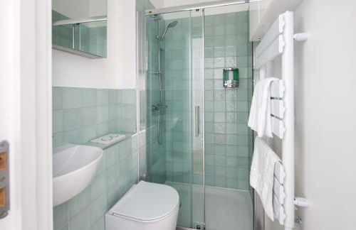 1 Min Walk to Euston Station, Modern Townhouse - Photo 31