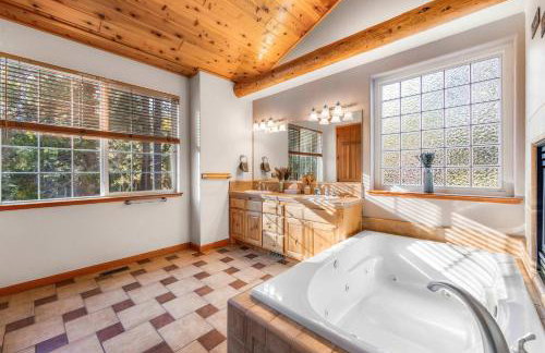 Fully Remodeled Tahoe Retreat with Game Room and Hot Tub - Foto 47