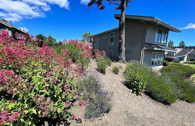 Coastal Chic Beach Condo by Avantstay Balcony - Photo 29
