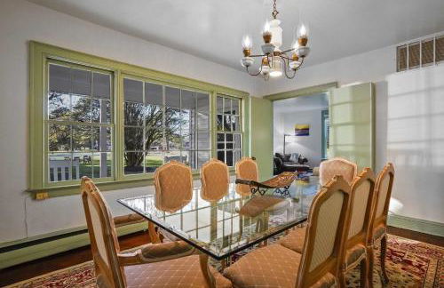 3BR Farmhouse with Porch Fire Pit Horseshoe Pit - Foto 5