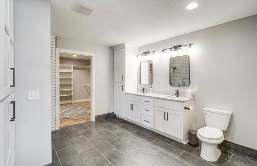 Patio and Fishing Pond! Modern Barndominium Near KC - Foto 20