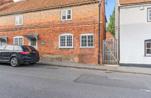 3BR Kingswood Cottage with Detached Unit - Photo 43