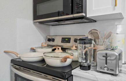 Modern-Retro Themed Home Close to Coffee + Food! - Foto 12